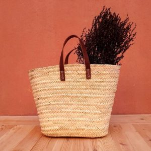 marokkanische-einkaufstasche-palmblatt-ledergriffe