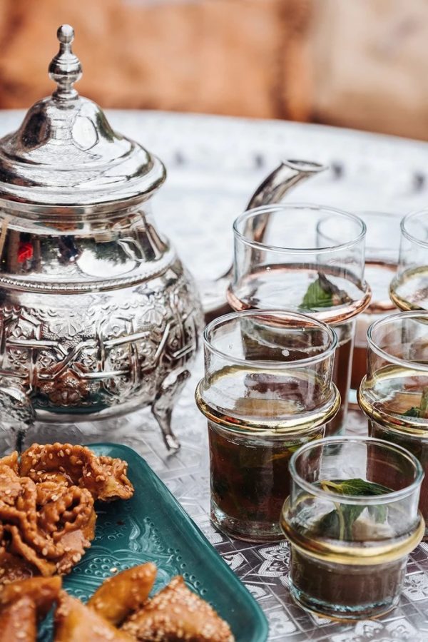 marokkanische-teekanne-mit-raphia-henkel-handmade