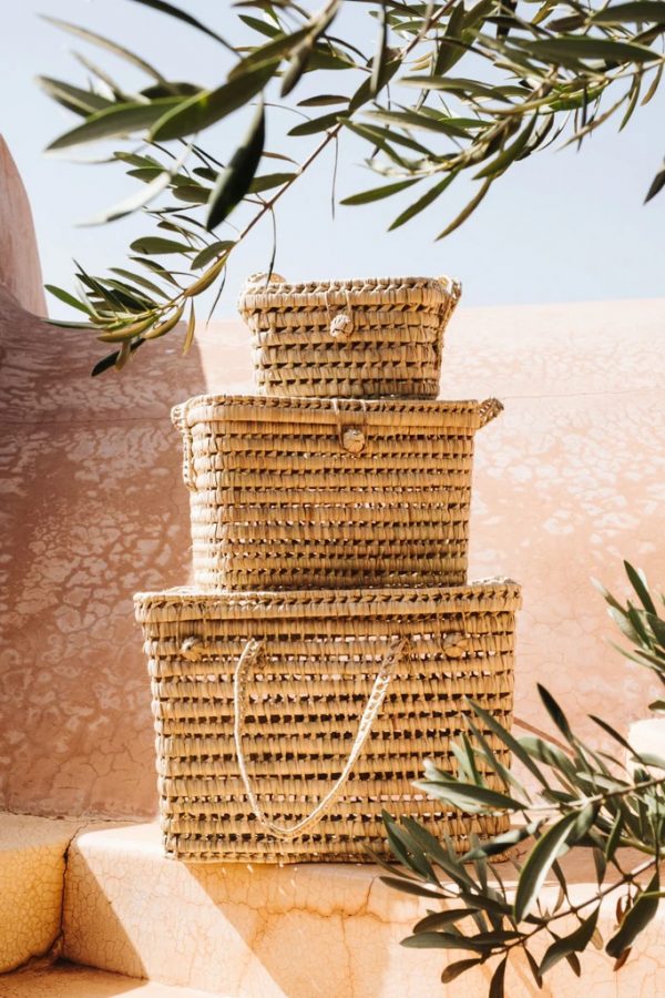 marokkanische-truhe-aus-palmblaettern-mit-henkel-chabi-chic